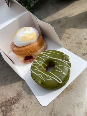 Beignet rhubarbe meringue, donut matcha (intérieur feuilleté) at Boneshaker Doughnuts in Paris