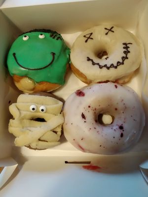 Donuts d'halloween at Boneshaker Doughnuts in Paris