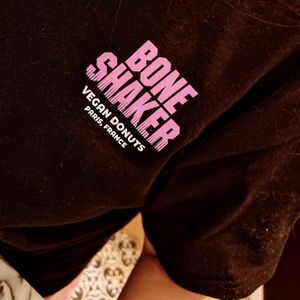 T-shirt boneshaker at Boneshaker Doughnuts in Paris