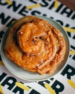 Le cinnamon roll at Boneshaker Doughnuts in Paris