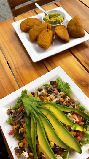 A repitas con guacamole y ensalada  at Alma y Café in Cali