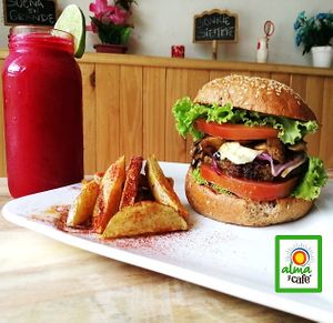 Delicioso Combo Felicidad
Hamburguesa de Lentejas con Champiñones en salsa teriyaki . 
Jugo Natural
Papas Criolla
 at Alma y Café in Cali