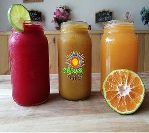 Deliciosos Jugos Naturales,Zumo de Naranja,Mandarina, Limonadas at Alma y Café in Cali