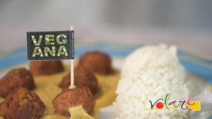 Deliciosas albóndigas de Heura con salsa de almendras at Volare in Gandia