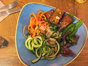 Zoodle Bowl "Peanuts".
Comes with cucumbers, carrots, sugar snap peas, delicious smoked tofu, self-made peanut sauce and fresh herbs.
Highly recommended. Fair price 9.90 for Muni at zoodle.bar in Munich