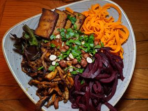 My 2nd visit here. Picture shows Pulled Mushroom Bowl (vegan). This is a biggie. Struggled to finish it. Mushrooms, smoked tofu and self made barbecue souce feed quickly. Recommend at zoodle.bar in Munich