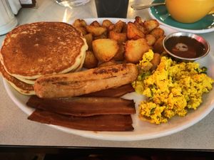 All American breakfast 🇺🇲 at The Breakfast Club in East London