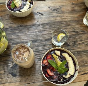 Açaí bowl and iced chai latte with oat milkk  at Cafe Zeitgeist in Munich