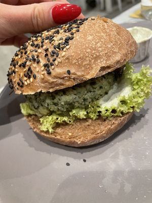 healthy and tasty filling of the burger at Ginger - Pantheon in Rome
