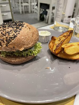 very good, salty potatos with the burger at Ginger - Pantheon in Rome
