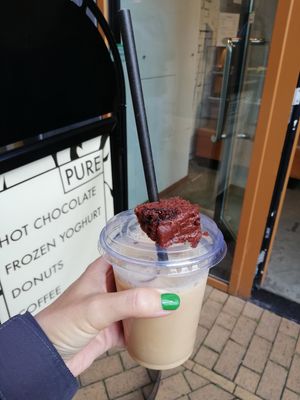 Iced oat latte (with syrup) + a piece of vegan brownie To Go at PURE in Groningen