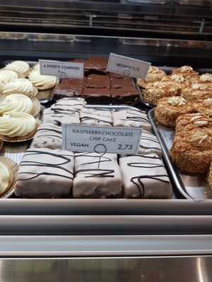 Vegan raspberry chocolade chip cake at PURE in Groningen