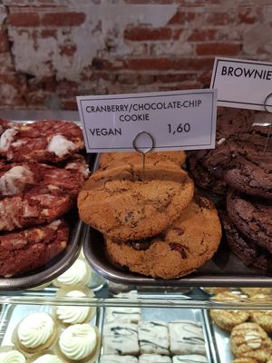Cranberry chocolate-chip cookie at PURE in Groningen
