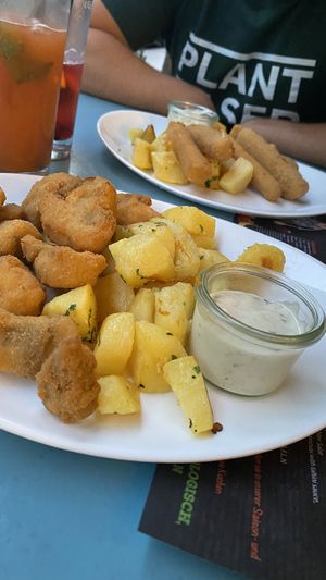 Baked champignons & vegan cheese sticks at Landia in Vienna