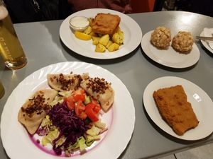 Gefüllte Pirogi, Schnitzel; Gordon Bleu mit Petersilienkartoffeln, dazu Knödel at Landia in Vienna