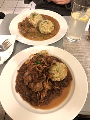 Zwiebelrostbraten und Pilzrahmgulasch  at Landia in Vienna