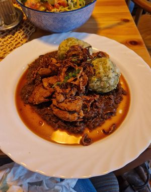 Zwiebelrostbraten mit Semmelknödel at Landia in Vienna