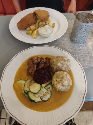 Sojaschnetzel mit Knödeln, Sauce und Zucchini sowie Seitan Cordon-Bleu at Landia in Vienna