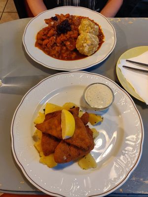 Seitan Schnitzel mit Bratkartoffeln und Sauce Tartat und Seitan-Gulasch mit Knödeln at Landia in Vienna