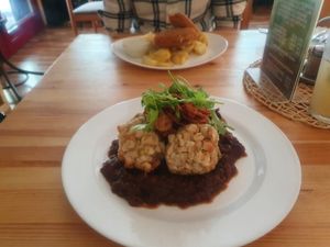 Zwiebelrostbraten und Cordon Bleu at Landia in Vienna