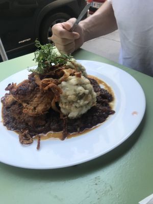 Veganer Zwiebelrostbraten mit Knödeln at Landia in Vienna