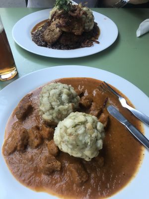 Veganer Gulasch mit Knödeln at Landia in Vienna