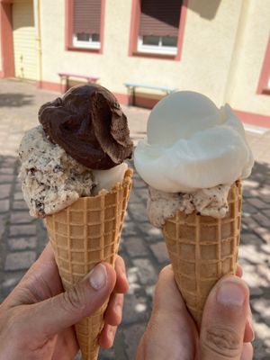 Links: Schoko, PeanutCrunch und Bergamotte Rechts: Holunder und Peanut Chrunch  at Eis & Liebe in Hanau