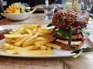 Crispy No-Chicken-Burger at Cocktailcafé Regie in Heidelberg