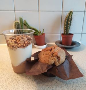 Verrine compote, yaourt végétal et granola. Muffins à l'orange at La Cuisine de Phanie in Versailles