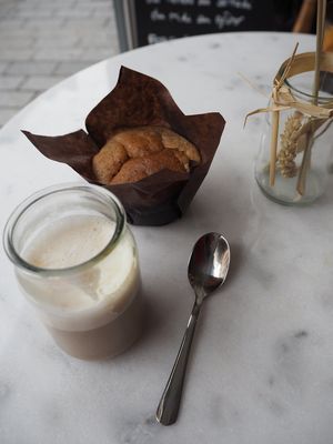 Late with almond and muffin at La Cuisine de Phanie in Versailles