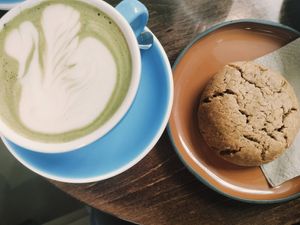 Matcha latte con latte di avena e cookie alle nocciole (vegano) at Café Tulipe in Avignon