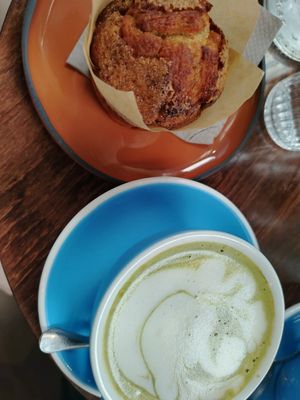 Matcha latte con latte di avena e muffin ai frutti di bosco senza glutine e lattosio (non vegano) at Café Tulipe in Avignon