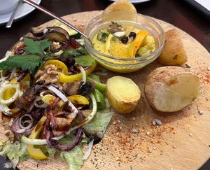 Ofenkartoffeln mit Currysoße   at Cafe M in Coburg