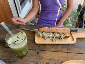 Baguette mit Kichererbsen, Gurke und Avocado in köstlicher veganer Mayo mit Knoblauch und Dill 🤤  at Nui Bakery in Koh Tao