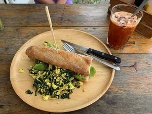 Baguette mit scrambled Tofu mit Spinat, Pilzen und Tomate   at Nui Bakery in Koh Tao