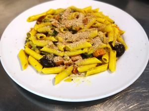 Pasta di riso mais e quinoa con zucchine pomodori secchi e olive at La Bio Forneria in Lugano