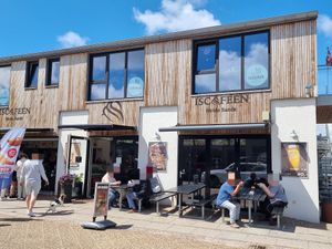 Outdoor seating at Iscafeen in Hvide Sande