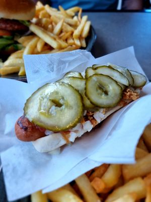 Hotdog at Iscafeen in Hvide Sande