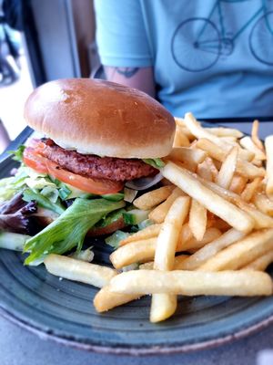 Burger at Iscafeen in Hvide Sande