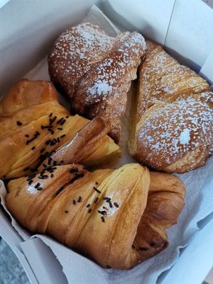 Croissants de chocolate e doce de "ovos" at Café Flávio in Braga