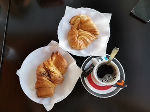Croissants de chocolate e simples. Cevada. at Café Flávio in Braga