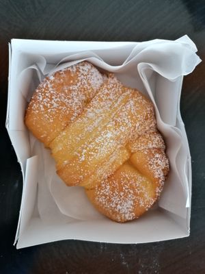 Croissant recheado 🤤 at Café Flávio in Braga