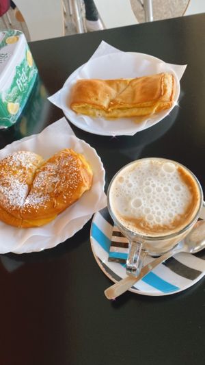 Ferradura, lanche e meia de leite   at Café Flávio in Braga
