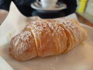 Delícia com crema e açúcar em pó at Café Flávio in Braga