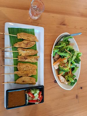 Satay und Brokkoli at Veggie House - บ้านเจ in Pathum Thani