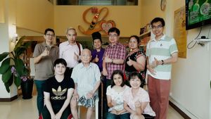 happy at Loving Hut - Bang Kholaem in Bangkok