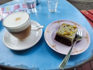Latte macchiato (small with oatmolk) and Matcha brownie at 24grad in Hannover