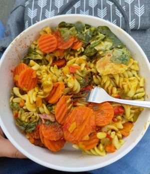 Orientalisches curry auf Nudeln mit Salat (zum mitnehmen), an der Seite das ist paprika at Hauptmensa Studierendenwerk in Dortmund