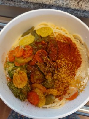 Nudeln mit Walnusssause, Gemüse und Gewürzen in einer Relevo at Hauptmensa Studierendenwerk in Dortmund