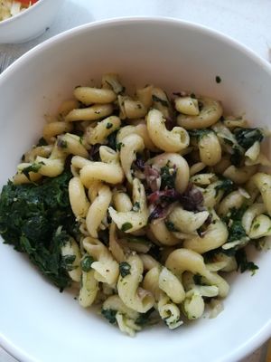 Vegan pasta with spinach and red cabbage at Hauptmensa Studierendenwerk in Dortmund